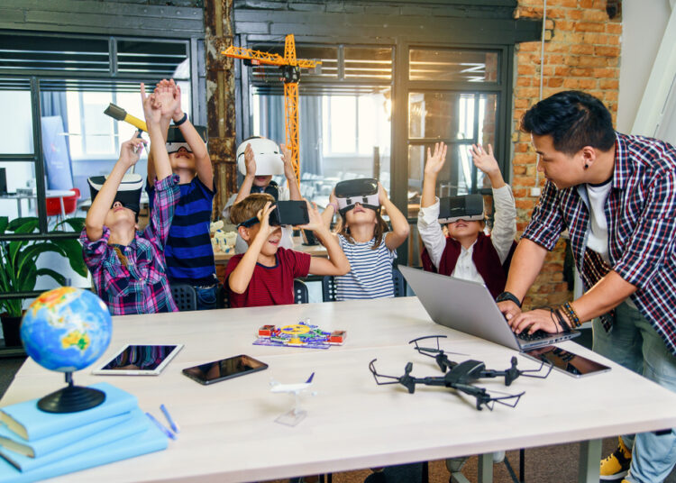 Korean,Male,Scientist,With,Young,Pupils,With,Laptop,And,Vr