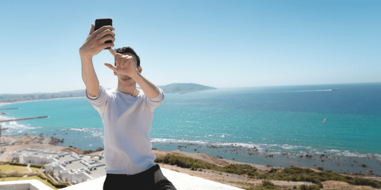 In estate i selfie possono essere pericolosi per occhi e pelle