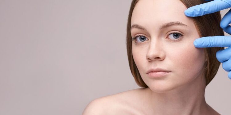 Freddo e inverno, attenzione alla pelle del viso: i consigli del dermatologo